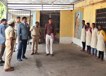 जिल्हा प्रधान सत्र न्यायधीश व सचिव यांची जळगाव जिल्हा कारागृहास भेट