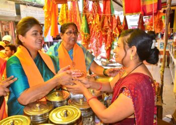 करणदादा यांच्या प्रचारासाठी अंजलीताई उतरल्या मैदानात