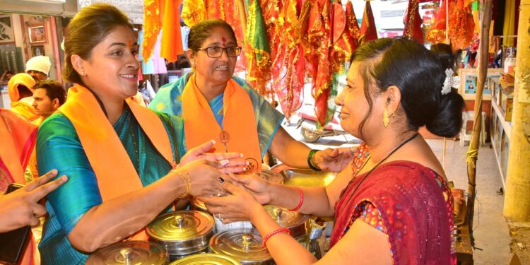 करणदादा यांच्या प्रचारासाठी अंजलीताई उतरल्या मैदानात