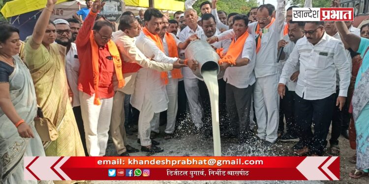 महाविकास आघाडीचे धरणे आंदोलन ; दुध रस्त्यावर ओतून राज्य सरकारचा निषेध