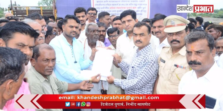 रखडलेल्या पुलासाठी पहूरचे पत्रकार उतरले रस्त्यावर