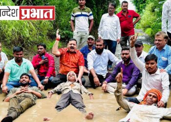 रावेर मध्ये  प्रहारने भरपावसात खड्ड्यात मांडला ठिय्या!