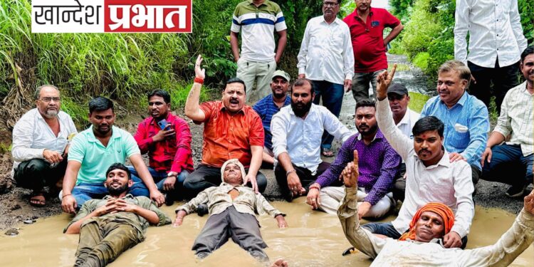 रावेर मध्ये प्रहारने भरपावसात खड्ड्यात मांडला ठिय्या!