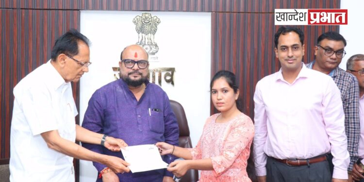 “मुख्यमंत्री युवा कार्य प्रशिक्षण योजना”; ४ लाभार्थ्यांना पालकमंत्र्यांच्या हस्ते दिले कार्य प्रशिक्षण आदेश