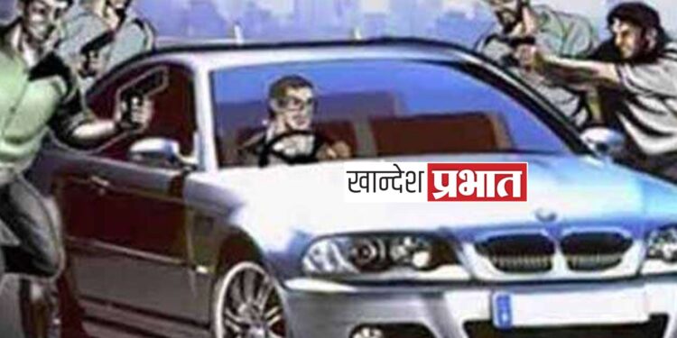 लिफ्ट मागण्याचा बहाणा करीत चौघांनी कार चालकाला लुटले