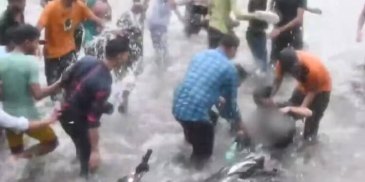 महिलेच्या छेडखानी प्रकरणात अक्खे पोलीस स्टेशन निलंबित ; मुख्यमंत्री योगींची कारवाई