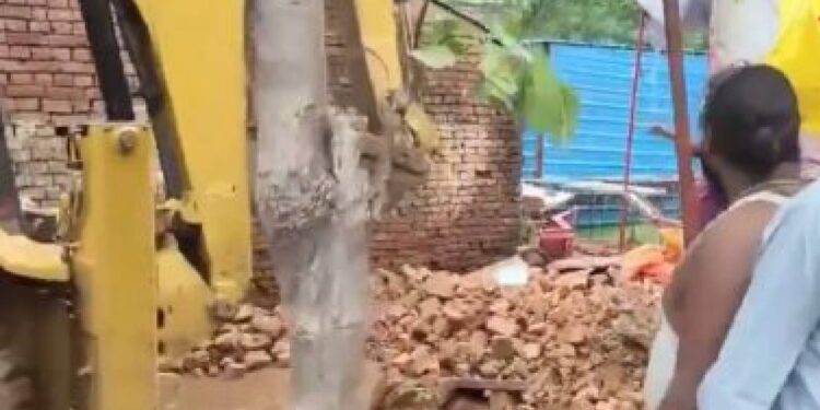 भिंत कोसळून ९ चिमुकल्यांचा मृत्यू