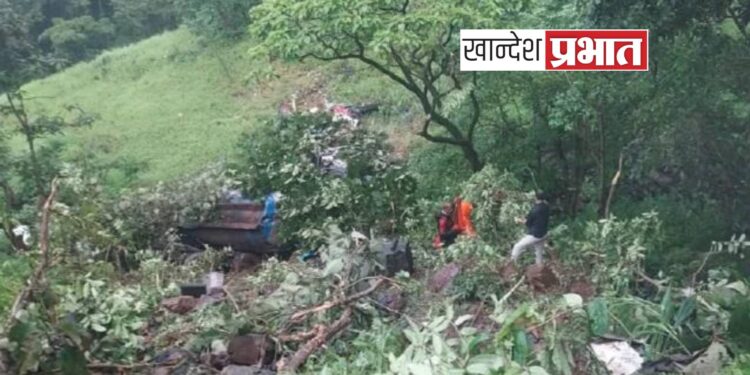 कसारा घाटात दुधाचा टँकर उलटून पाच जण ठार