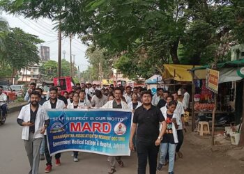 डॉक्टरांचा जिल्हाधिकारी कार्यालयावर निषेध मोर्चा