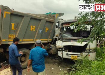 लक्झरी व डंपरचा भीषण अपघात ; 16 प्रवाशी जखमी