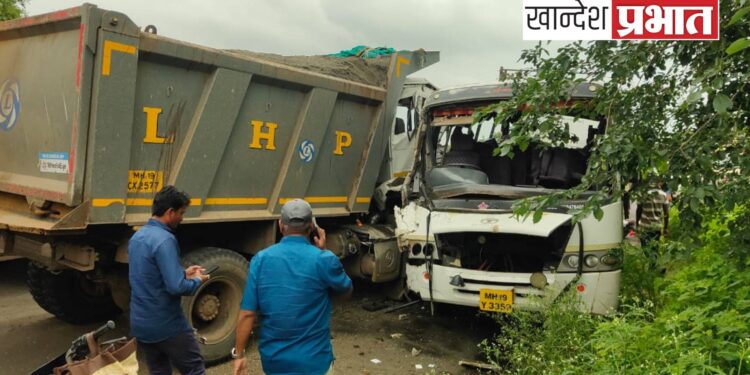 लक्झरी व डंपरचा भीषण अपघात ; 16 प्रवाशी जखमी