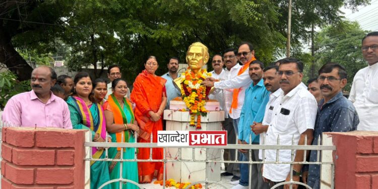 लोकशाहीर अण्णाभाऊ साठे यांच्या जयंतीनिमित्त अभिवादन