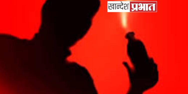 शौचालयातून आल्यावर ५ रुपये सुट्टे नसल्याने तरुणाच्या चेहऱ्यावर अ‍ॅसिड फेकले !