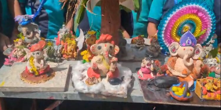 संत ज्ञानेश्वर विद्यालयात विद्यार्थ्यांनी बनविला पर्यावरणपूरक शाडूमातीचा गणपती