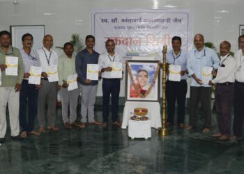 स्व. कांताई जैन यांच्या १९ व्या स्मृतिदिनी ५०७ सहकाऱ्यांनी केले रक्तदान