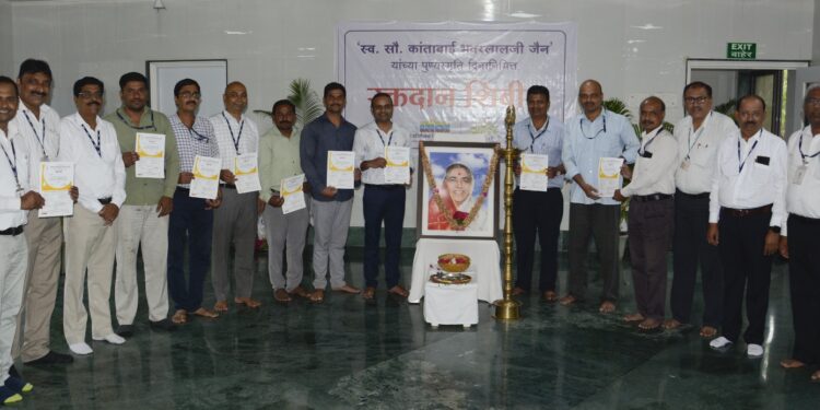 स्व. कांताई जैन यांच्या १९ व्या स्मृतिदिनी ५०७ सहकाऱ्यांनी केले रक्तदान