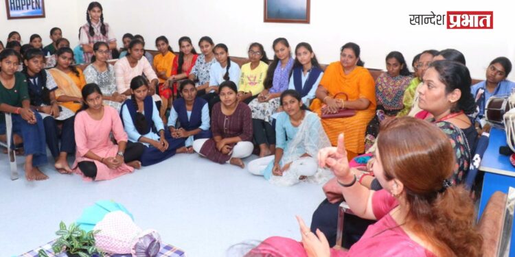 मुलींच्या शासकिय वसतीगृहात महिला आयोगाच्या अध्यक्षा रूपाली चाकणकरांची भेट