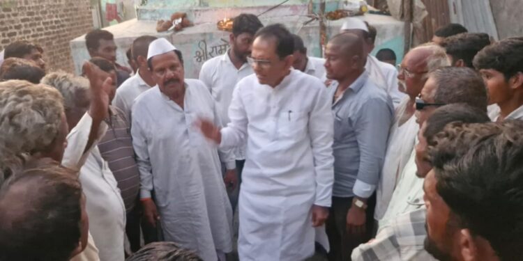 ग्रामस्थांशी संवाद साधत आ.चिमणराव पाटीलांनी घेतल्या मतदारांच्या भेटी