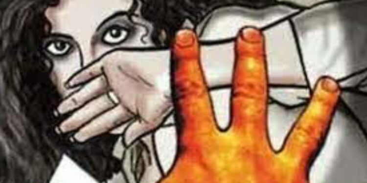 पाणी भरण्यासाठी आलेल्या विवाहितेवर अत्याचार ; नराधमावर गुन्हा दाखल