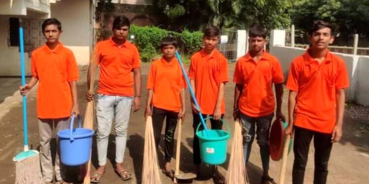 नवरात्रोत्सवानिमित्त शहरातील विविध देवींच्या मंदिरात स्वच्छता मोहीम