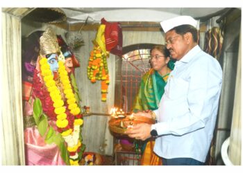 कालिका माता मंदिर येथे आ. राजूमामा, माजी महापौर सीमा भोळे यांच्या हस्ते महाआरती