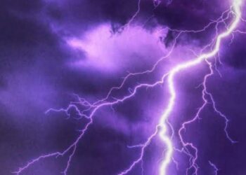 वीज कोसळल्याने वाहनांसह वस्तूंचे नुकसान ; जळगावची घटना