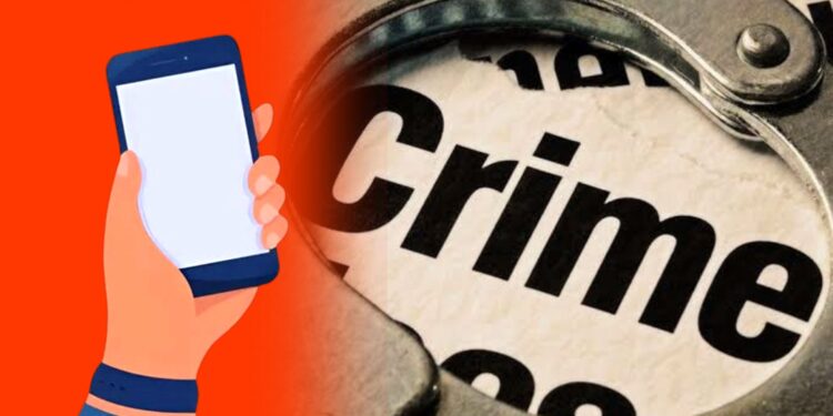 फोनवर बोलणे करून न दिल्यामुळे पिता-पुत्रासह पुतण्यावर धारदार शस्त्राने हल्ला