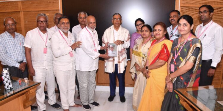अखिल भारतीय ग्राहक पंचायततर्फे अशोक जैन यांचा राष्ट्रीय उद्योग रत्न पुरस्काराने सन्मान