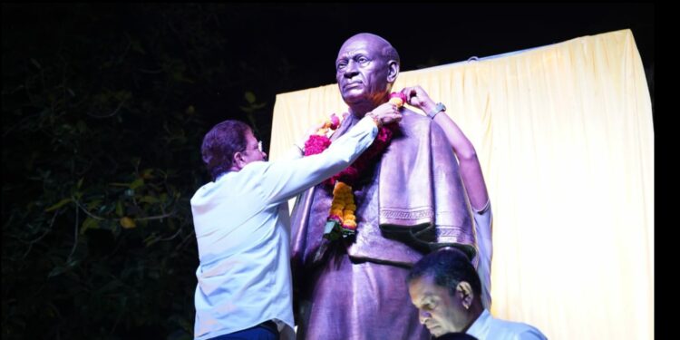 सरदार वल्लभभाई पटेल यांच्या पुतळ्याला आ.भोळे यांनी माल्यार्पण करून केले अभिवादन