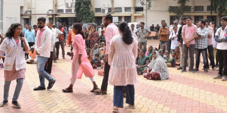 स्तन कर्करोग जनजागृतीविषयी ‘जीएमसी’त पथनाट्य सादर