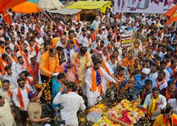 जनसागराच्या साक्षीने शिवसेना नेते ना. गुलाबराव पाटलांचा अर्ज दाखल