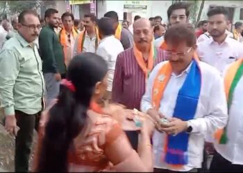 भगिनींनी भरविला “विजयाचा पेढा”, महायुतीचे आ. राजूमामा भोळे यांच्या प्रचाराने घेतला वेग