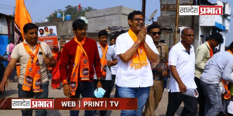 जुने जळगाव परिसरामध्ये डॉ. अनुज पाटील यांचे जल्लोषात स्वागत..