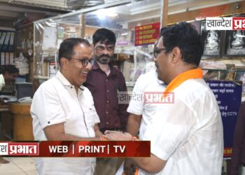 व्यापारी वर्गाने डॉ.अनुज पाटील यांना लाडू व पेढा भरवत केले स्वागत