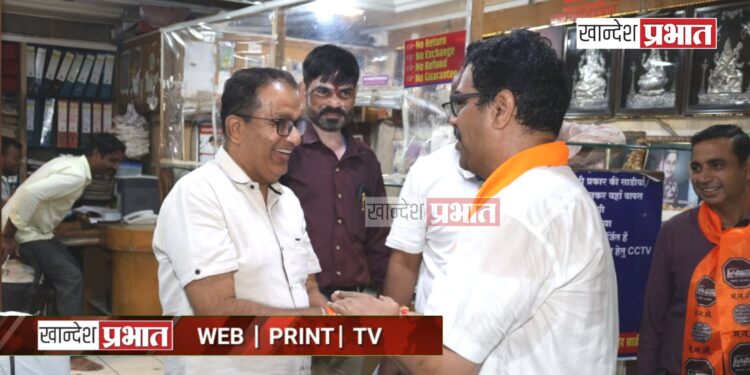 व्यापारी वर्गाने डॉ.अनुज पाटील यांना लाडू व पेढा भरवत केले स्वागत