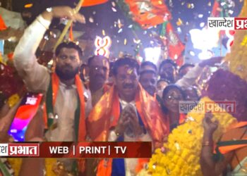 आ. राजूमामांना चक्क जेसीबीने घातला पुष्पहार अन् केली पुष्पवृष्टी..!