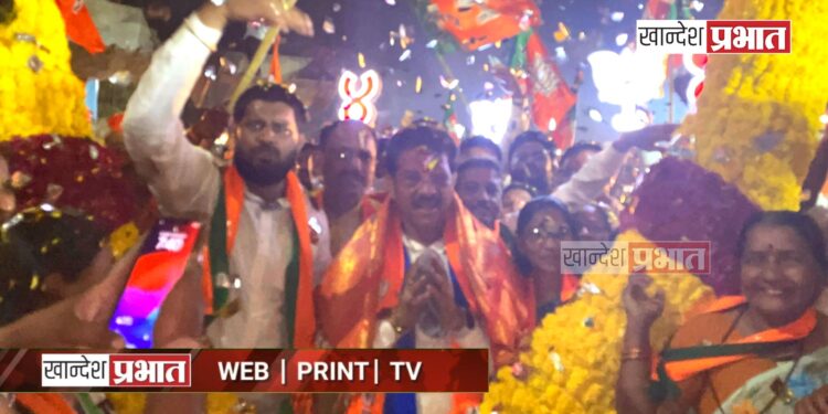 आ. राजूमामांना चक्क जेसीबीने घातला पुष्पहार अन् केली पुष्पवृष्टी..!