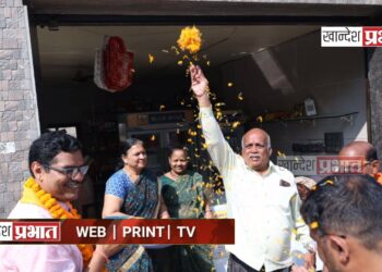मनसेचे उमेदवार डॉ.अनुज पाटलांवर फुलांची उधळण ; एमआयडीसी भागात उत्स्फूर्त प्रतिसाद..