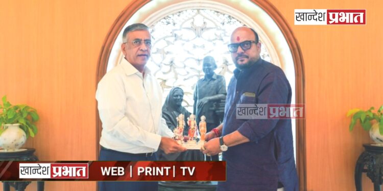 ना. गुलाबरावांनी घेतले उद्योगपती अशोक जैन आशीर्वाद