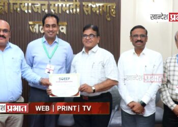 मतदान जनजागृती बद्दल मदन लाठी यांचा जिल्हाधिकाऱ्यांच्या हस्ते सत्कार