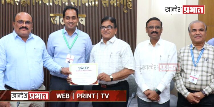 मतदान जनजागृती बद्दल मदन लाठी यांचा जिल्हाधिकाऱ्यांच्या हस्ते सत्कार