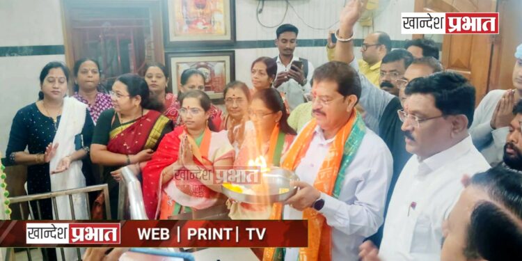 देवेंद्र फडणवीस मुख्यमंत्री व्हावे यासाठी हनुमंताला साकडे