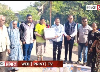 गॅस सिलेंडर स्फोटातील कुटुंबीयांना जैन उद्योग समूहाकडून संसार उपयोगी संचाचे वाटप