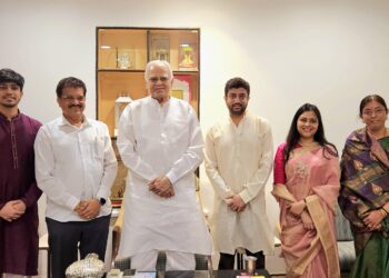 आ. राजूमामा भोळे यांनी सहकुटुंब घेतली माजी मंत्री सुरेशदादांची भेट