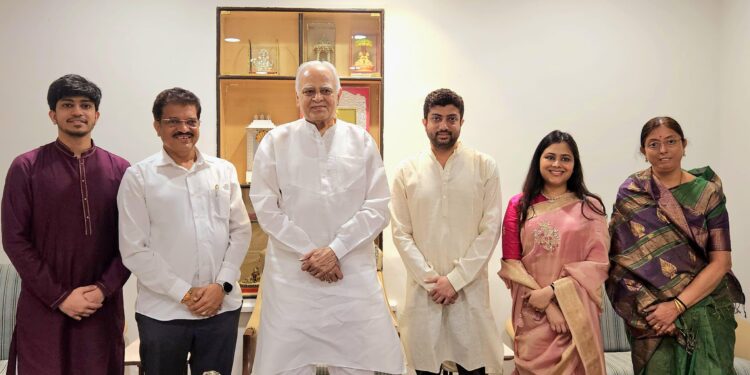 आ. राजूमामा भोळे यांनी सहकुटुंब घेतली माजी मंत्री सुरेशदादांची भेट