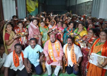 लाडक्या बहिणींनी ओवाळत गुलाबभाऊंच्या विजयाची केली प्रार्थना