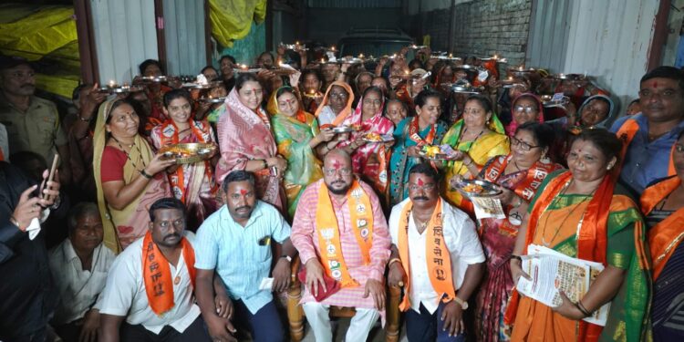 लाडक्या बहिणींनी ओवाळत गुलाबभाऊंच्या विजयाची केली प्रार्थना