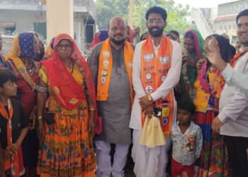 गुलाबभाऊंचे तांड्यावर बंजारा गीताने केले स्वागत !