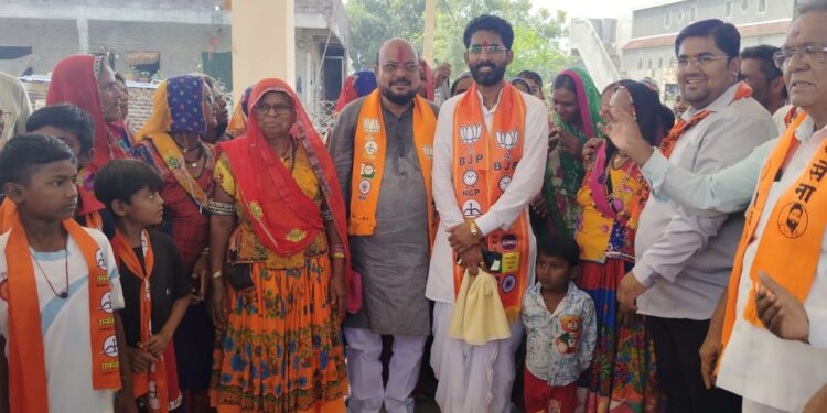 गुलाबभाऊंचे तांड्यावर बंजारा गीताने केले स्वागत !