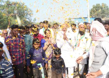 फुलांची उधळण करत रोहिणी खडसेंचे ग्रामस्थांकडून स्वागत